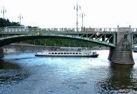 Plavba po Vltavě na lodi Czech Boat - 1.6.2012 - Pod Čechovým mostem se otáčí loď Prague Boats.