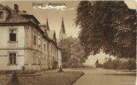 Zámecký park v Orlové - stará pohlednice zachycující část zámku v té době už sloužící jako nemocnice.