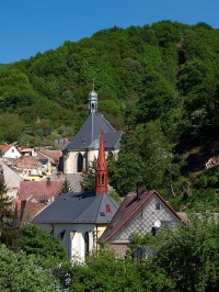 Věže kostelů sv. Ducha a Nanebevzetí P.M. v Husitské ulici