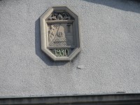 Hrušov, znak městyse na budově bývalé radnice