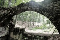 zřícenina mostu v Zámeckém parku v Dobroslavicích