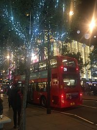 Vánoční Oxford Street s červeným autobusem
