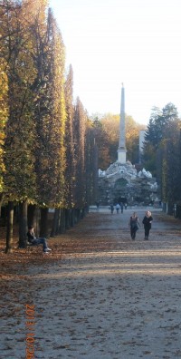 Obeliskbrunnen - kašna v zámeckém parku Schonbrunn ve Vídni