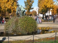 Fontána Triton a Nymphenbrunnen v parku Volksgarten ve Vídni