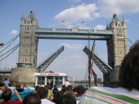 Zvedající se Tower Bridge