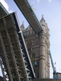 Tower Bridge v Londýně - nejznámější zvedací most v Británii