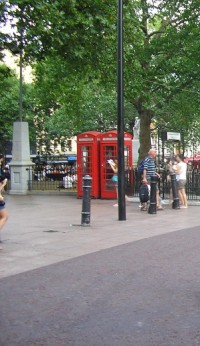 tradiční červené telefonní budky na náměstí