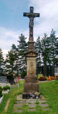 kříž na hřbitově (1)