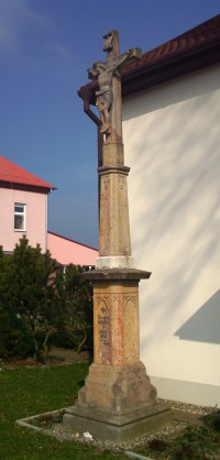 kříž před kostelem