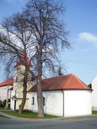 kostel sv. Anny, za ním je škola