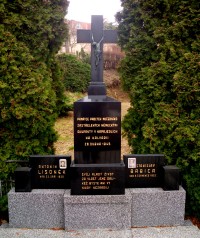 pomník obětí II. sv. války vedle kostela