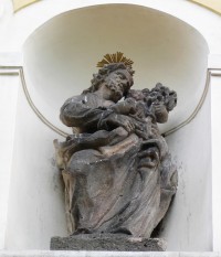 socha sv. Josefa ve štítu kostela
