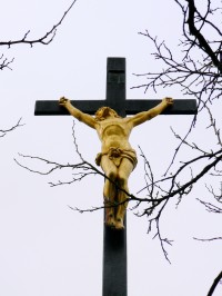 kříž za kostelem