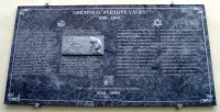 pamětní deska obětem II. světové války na venkovní straně jižní zdi
