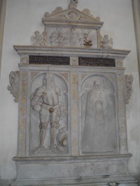 jeden z náhrobků uvnitř kostela