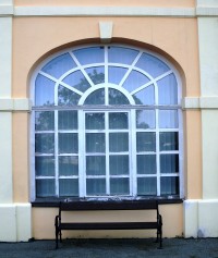 okno ze dvora