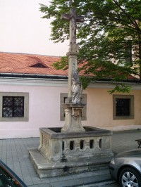 kříž vedle kostela
