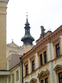 věž kostela nad městskou zástavbou