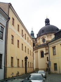vlevo gymnázium, vpravo kolej, uprostřed kostel sv. Jana Křtitele