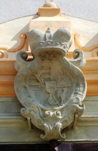 kamenný erb Lichtenštejnů nad vchodem