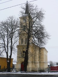 kostel se fotil špatně - je schovaný za stromy