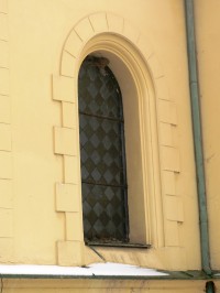 jedno z bočních východních oken v chrámové lodi