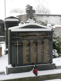 na hřbitově je symbolický hrob na památku zesnulých německých rodin, které zde žily až do let 1945 - 1946