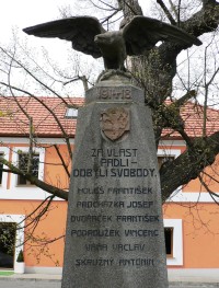 pomník obětem I. světové války v blízkosti kostela