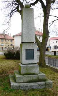 pomník obětem I. světové války před kostelem