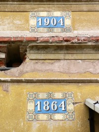 staré kachlové označení výstavby domu (a dostavby nebo rekonstrukce?)