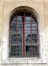 přízemní okno do věže