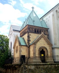 přistavěná kaple z r. 1904
