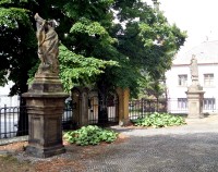 sochy svatých a brána před vchodem