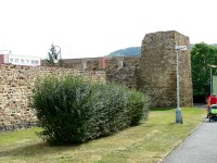 hradby na rohu ulic Havlíčkova a Hrdlořezy