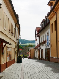 ulice Hornohradební, vzadu hradby v ul. Hrdlořezy