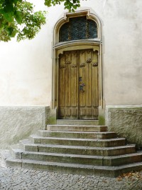vstup do sakristie kostela, který byl nově proražen až po r. 1901, a to podle návrhu architekta Fanty