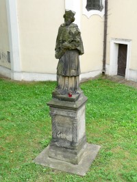 socha u kostela (sv. Jan Nepomucký?)