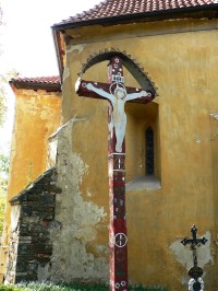 malovaný hřbitovní kříž