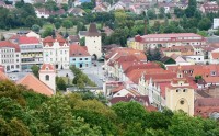 východně od Městské hory je centrum města (Husovo nám. s radnicí, Pražská a Plzeňská brána, kostel sv. Jakuba)