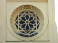 detail okna nad vchodem