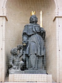 socha sv. Alžběty ve štítu kostela