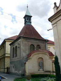 levá kaplička a renesanční zvonice