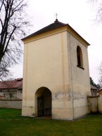 zvonice směrem od kostela