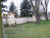 hřbitovní zeď s kapličkami