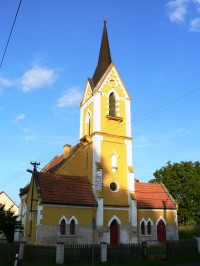 kostel Českobratrské církve evangelické při příjezdu od Jesenice