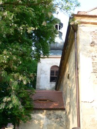 kostel sv. Jakuba Většího s částečně viditelnou věží
