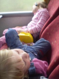 Únava zvítězila, spánek v autobuse.