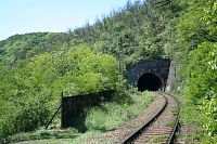 Jedna kolej vstupující do tunelu na chuchelské straně mostu