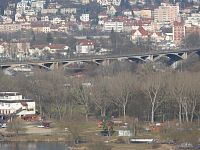 Most intelgence překonává nejen Vltavu, ale i celou říční nivu a končí až po přemostění kolejí nádraží Praha-Braník