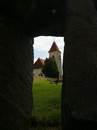 Krteň - kostel skrz Dolmen Bel